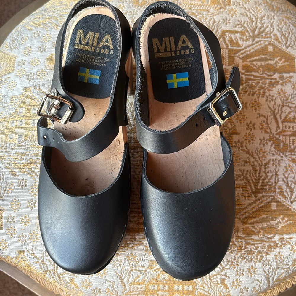 MIA ABBA CLOGS in black leather, never worn, in perfect condition.  Size 7
